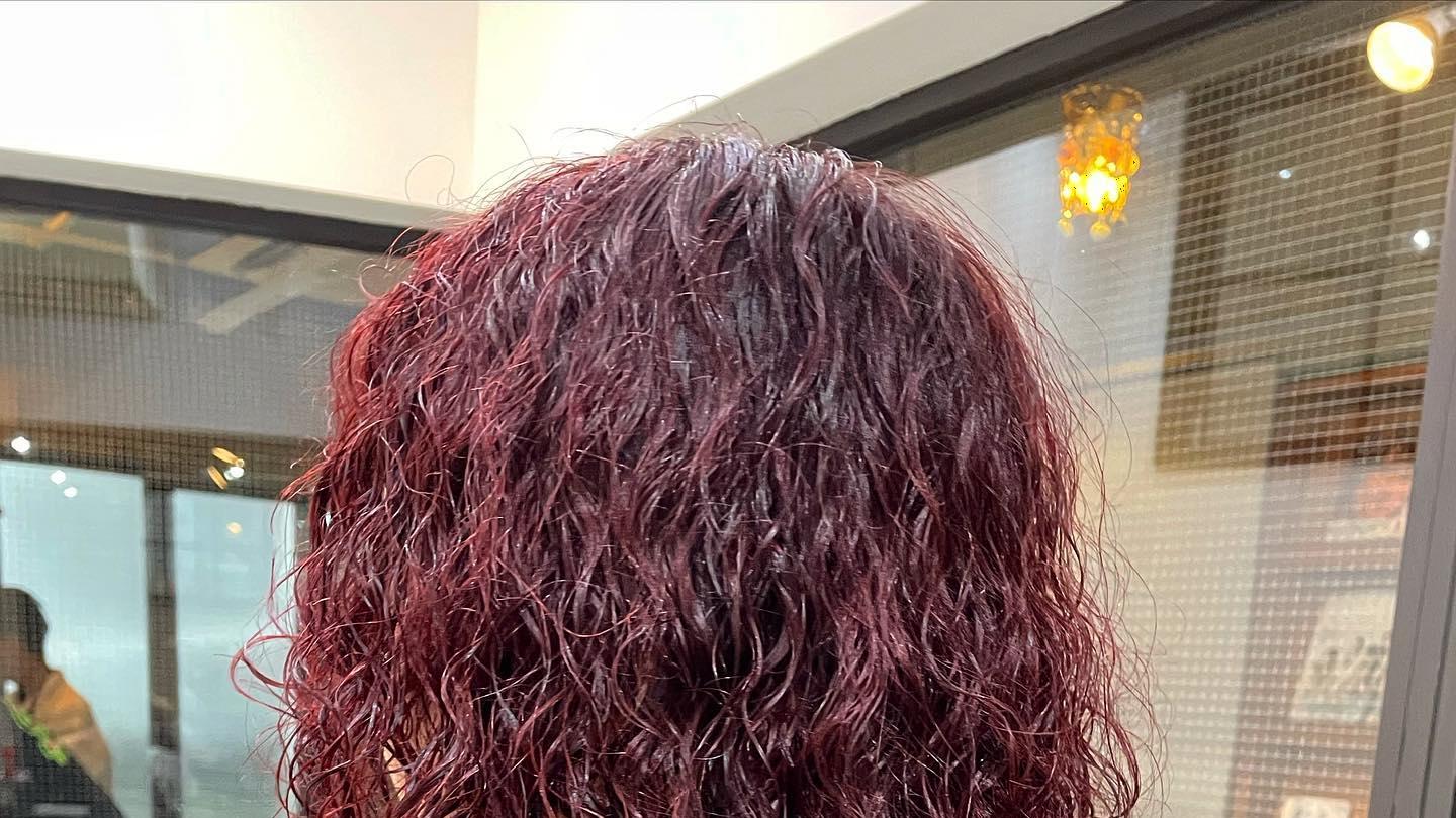 女人想变美，不要错过全头烫，不论脸大脸小都适合