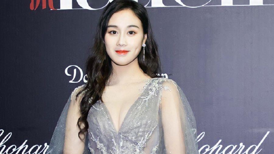 25岁何超欣参加活动，穿礼服秀身材，比例夸张背景变形被质疑P图