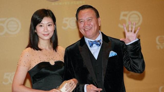 66岁万梓良定居湖南小县城！与小15岁空姐娇妻下馆子，夫妻秀恩爱