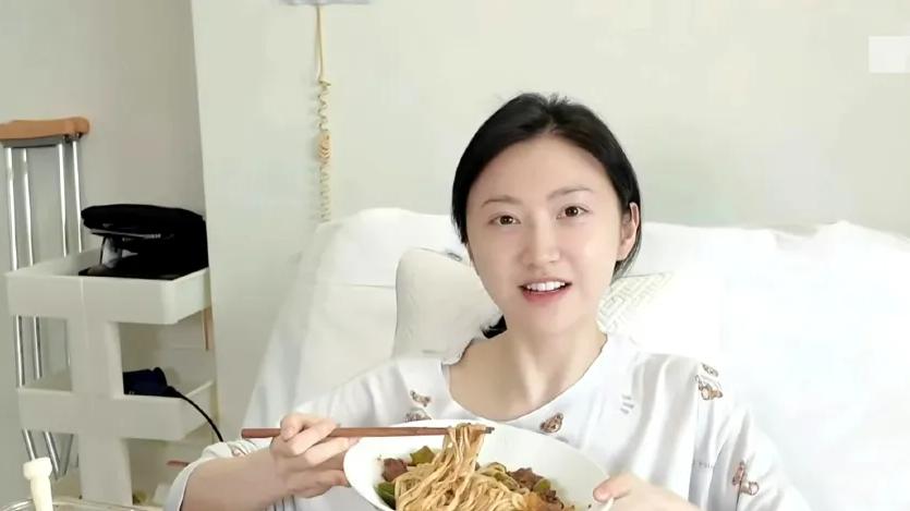 36岁景甜做完手术报平安，素颜出镜开朗乐观，透露手术过程很痛苦！