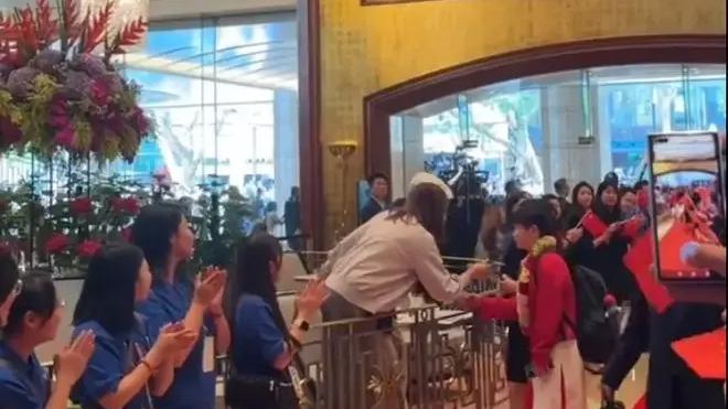 全红婵见到霍启刚开启热聊模式，敬酒用英文开头，孙颖莎出现了双下巴