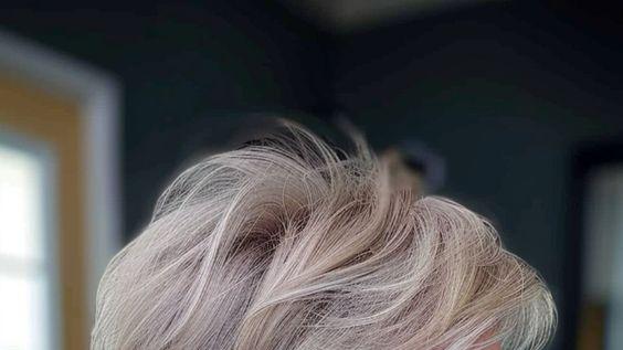 女人上了年纪头发花白，发型这样剪，层次短发真不错