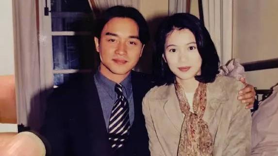 袁咏仪晒张国荣合照！缅怀哥哥去世21周年，如果他没死如今68岁了