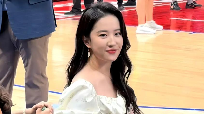 刘亦菲NBA赛场低调现身，仙女气质依旧闪耀