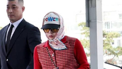 权志龙穿澡堂拖鞋冲上热搜！却被扒出一双17万韩币，网友：中国只卖30