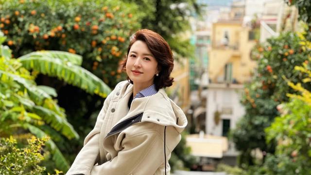 张蕾一家三口国外度假庆结婚12周年，老公帮拍照，她笑得一脸幸福