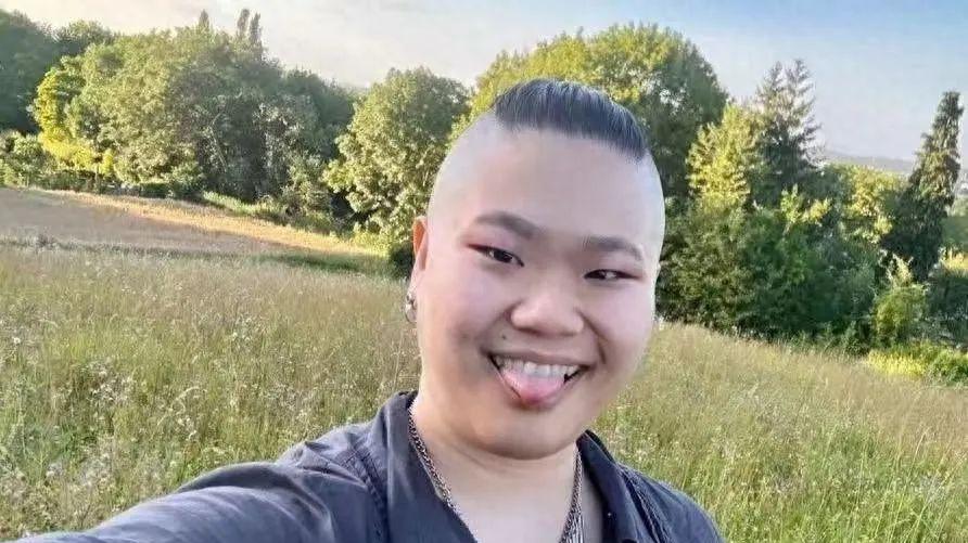 毕福剑女儿素颜近照夸张发型引热议！网友：比八戒还美，老毕命苦