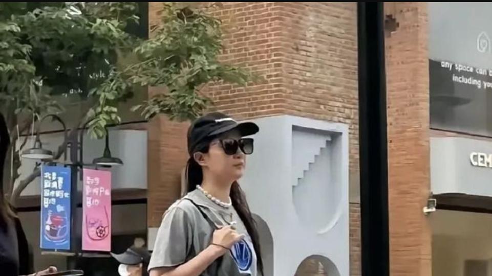 刘亦菲逛街被偶遇，短下长穿出超模比例，素颜出镜也难挡巨星气场