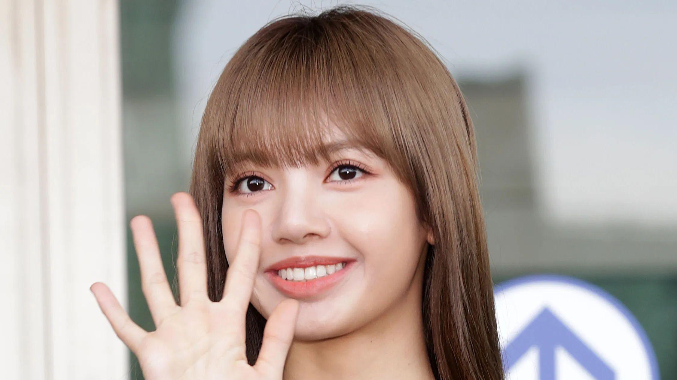 Lisa与法国第一夫人同框！行头超7万，双膝跪地很卑微被嘲是玩具