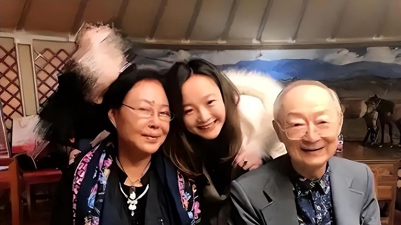 岁月不饶人！斯琴高娃现身活动步履蹒跚，称自己走不动路了！