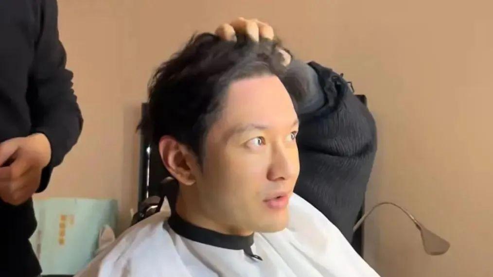 黄晓明酒店剪头发，真实发量曝光，头发又细又软前额都白了