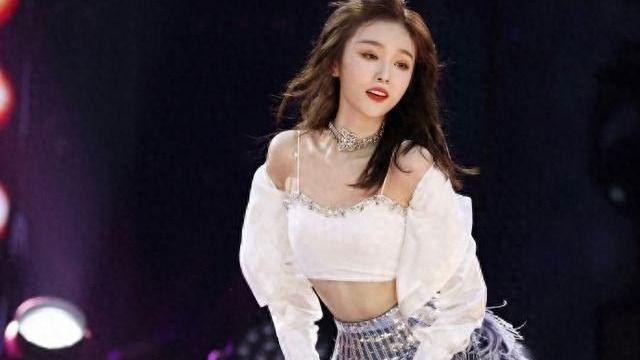 PB-吴宣仪：白色小吊带凹凸有致，白皙肌肤娇艳欲滴！