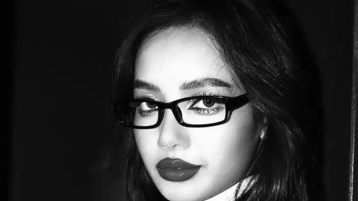 疯马秀官网晒Lisa高清表演照！动作着装不雅，内衣具争议性遭怒骂