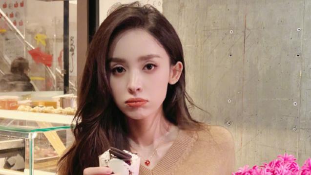 娜扎现身国外街头吃雪糕！大秀马甲线小腹平坦，忙里偷闲生活滋润