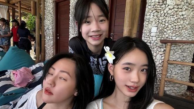 小S带家人海边度假！母女3人年轻漂亮似姐妹花，一家4口其乐融融