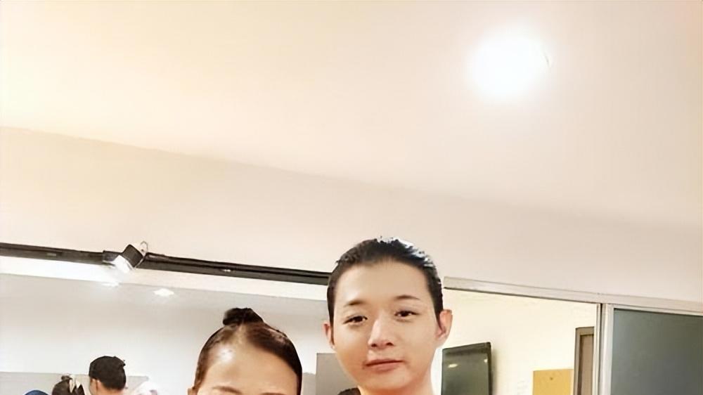 霍尊晒照为母亲庆生：仲小萍手捧蛋糕灿笑，与前夫妻子相处似闺蜜