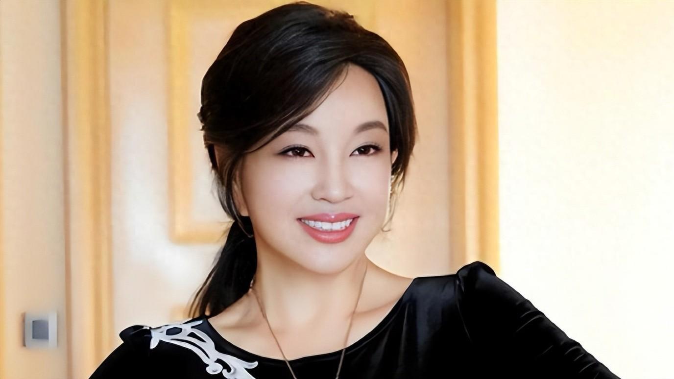 刘晓庆风波再起！警方介入，小20岁前男友报警，聊天记录被扒