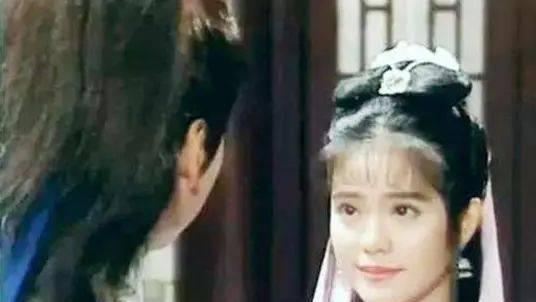 狄莺儿子被曝每晚需捧着妈妈胸部睡觉, 如今光屁股闯入泰国民宅？