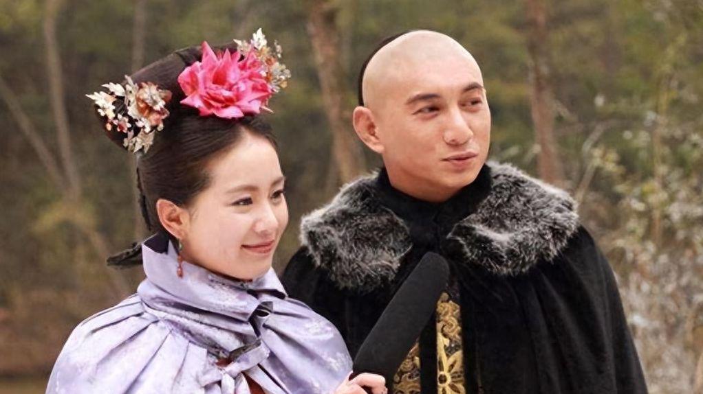 吴奇隆一家三口新年首亮相！刘诗诗抱着儿子，长发及腰打扮仍清纯