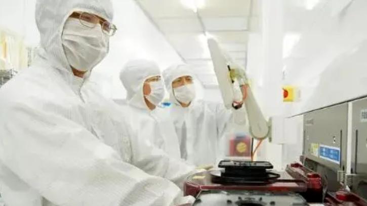 中国物理博士尹志尧曾指出：美国的芯片专家基本都是华人！