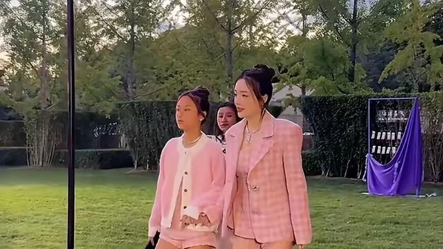 李小璐堂妹大婚，甜馨婚礼上为小姨送钻戒，长腿瞩目与妈妈似姐妹