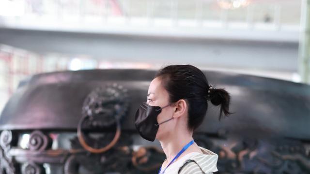 李嫣术后首露面，第四次手术后自信美丽，王菲眼神疲惫憔悴太多！