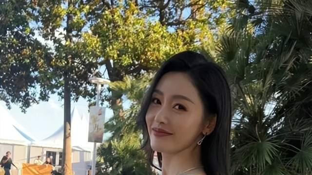 张天爱彻底放飞自我！穿布条装就大方上街，这是什么新时尚？