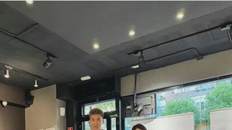 真会享受！辽篮郭艾伦和妈妈在西班牙做美容，和美女粉丝帅气合影