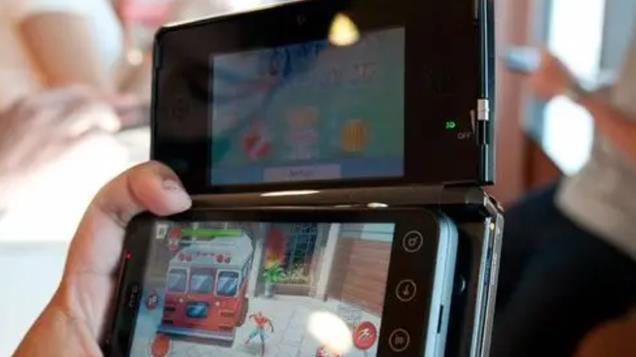 200元买部古董“火腿肠”手机，裸眼3D技术至今无可超越，谁用过