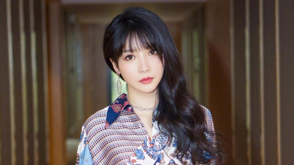 44岁柳岩称自己处于女演员的尴尬期，只能演妈妈，坦言不喜欢被说有少女感