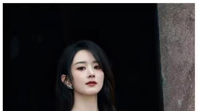 甜晕了！赵丽颖一袭白色吊带公主裙亮相品牌活动，直接赵姐变颖宝