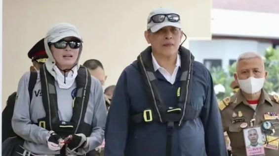 苏提达和玛哈国王一起度假，两人很是恩爱，一身休闲装束很惹眼