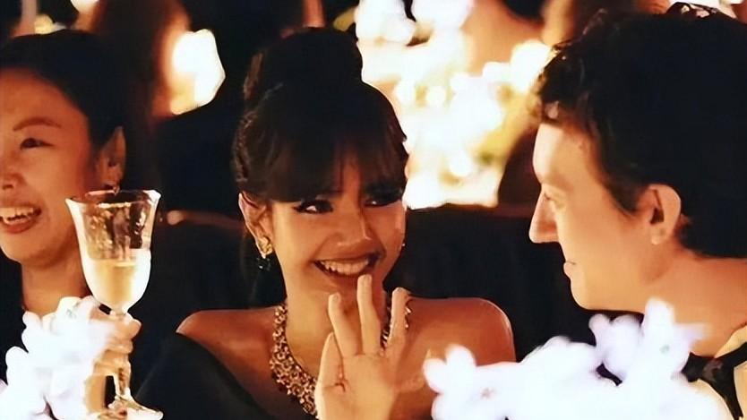 26岁Lisa与LV三公子好事将近！同游迪士尼感情稳定，或成豪门阔太