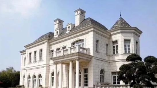 乔欣嫁豪门后走机场，穿“奶奶衫”仍甜似少女，爱情的力量真神奇！