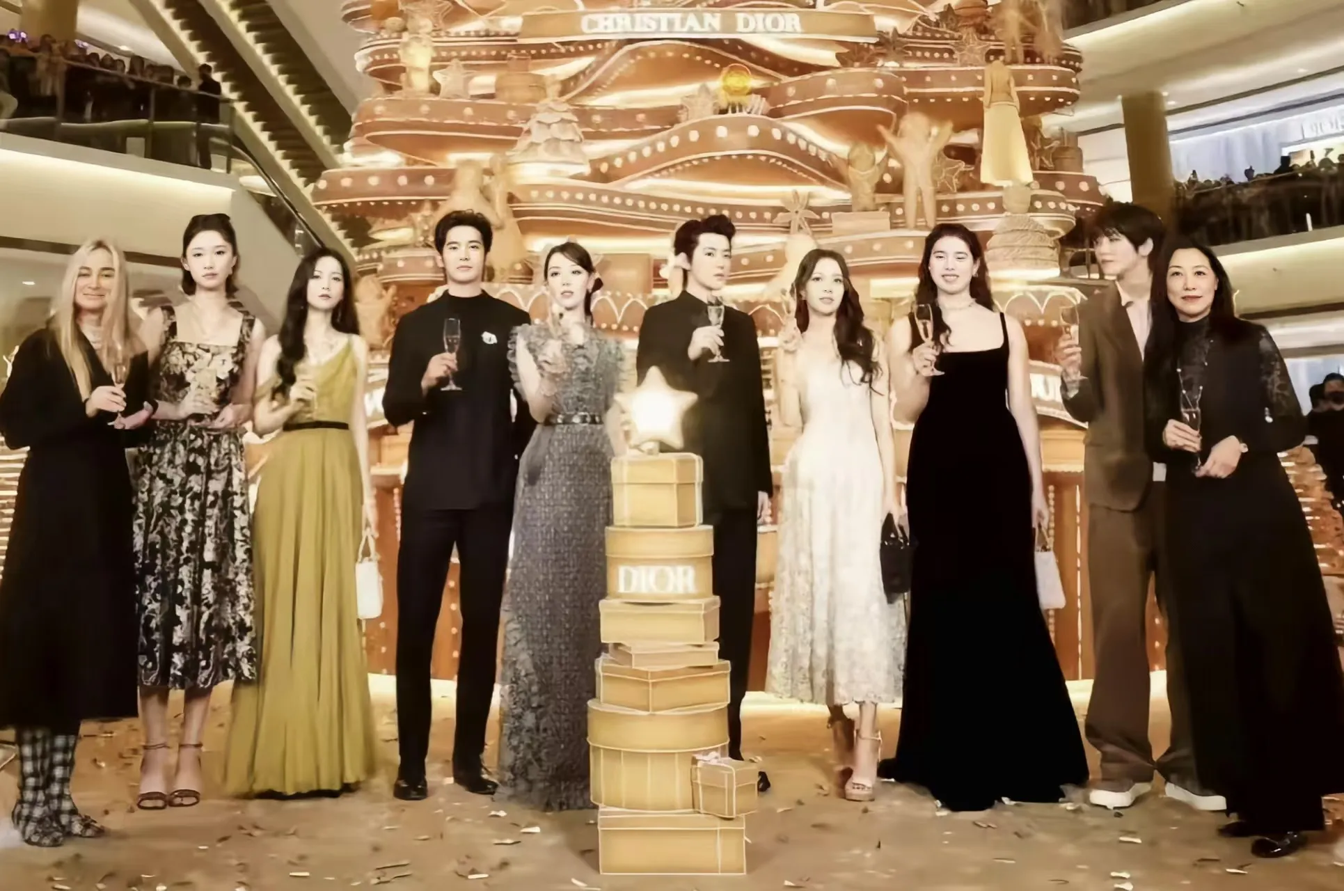 上海这一夜，迪奥强行掰正了审美，让白幼美与丰腴美形成鲜明对比