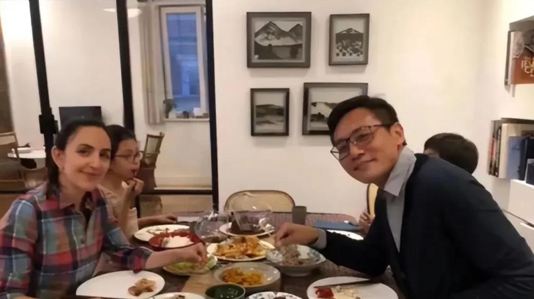 46岁刘烨一家四口拍全家福，一家人打扮朴素接地气，混血儿女颜值高很可爱