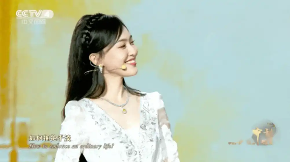 绝了！央视中秋晚会封神，刘涛雪肤花貌，金晨美艳，唐嫣长发美翻