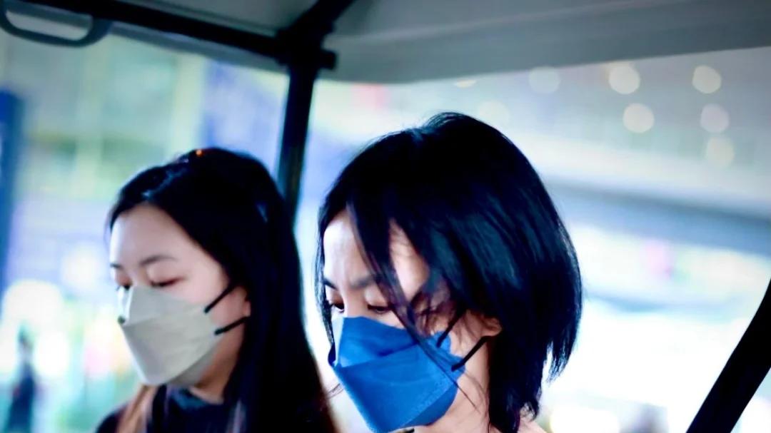 王菲从英国坐头等舱回北京，与普通人一起挤摆渡车，还亲自拿行李