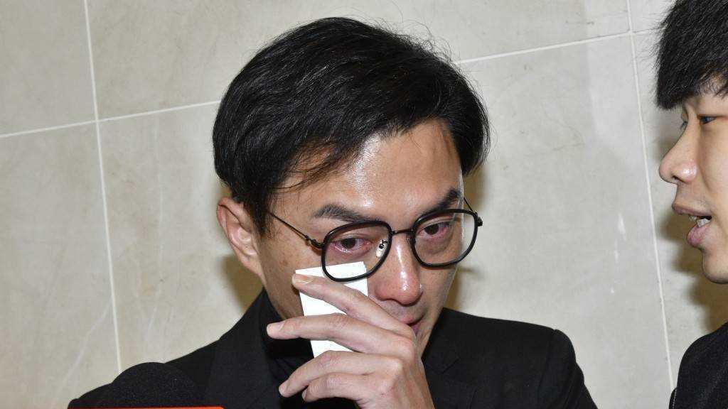 孟海葬礼，洪金宝拄拐伤心送别，17岁女儿捧遗照亲友泪流不止