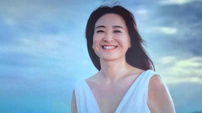 贾玲真人现身，减100斤后身材消瘦成排骨，面部皮肤却松垮显老