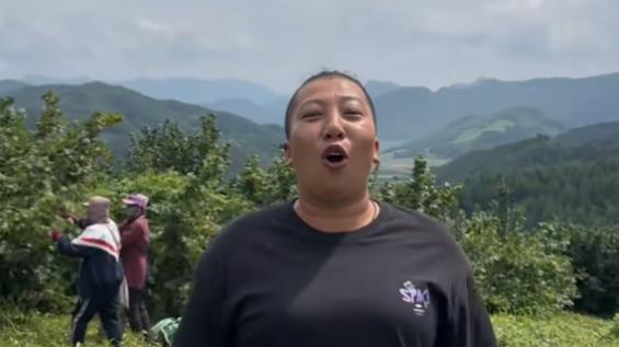 时隔1个月后，东北雨姐再次亮相，满脸憔悴，和老蒯疑似感情不和