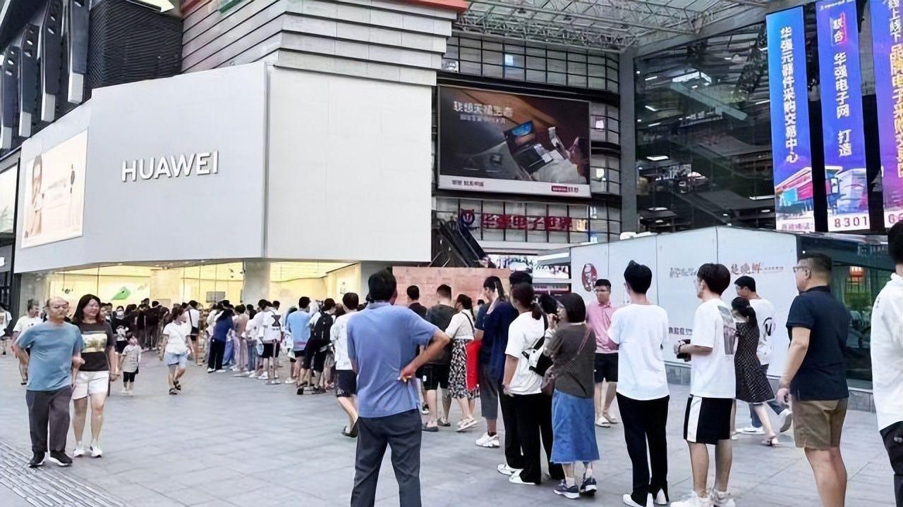 华为三折叠屏开售，黄牛党囤货狂欢，折叠屏新贵成“理财神器”