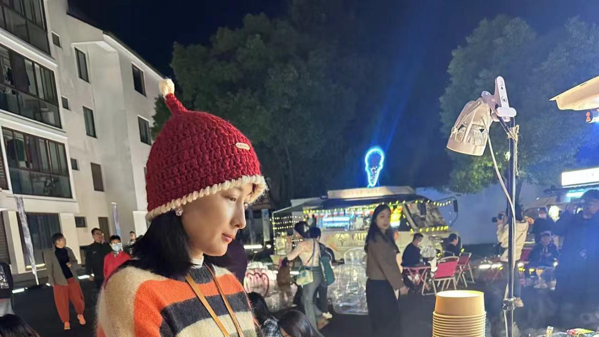 43岁马苏路边买烤串被拍，脸部崩盘认不出，网友：完全放弃自己了