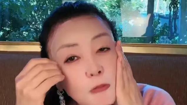 向太内涵卖蟑螂药的老女人，张兰被摆上台面，孟贺发文嘲笑她