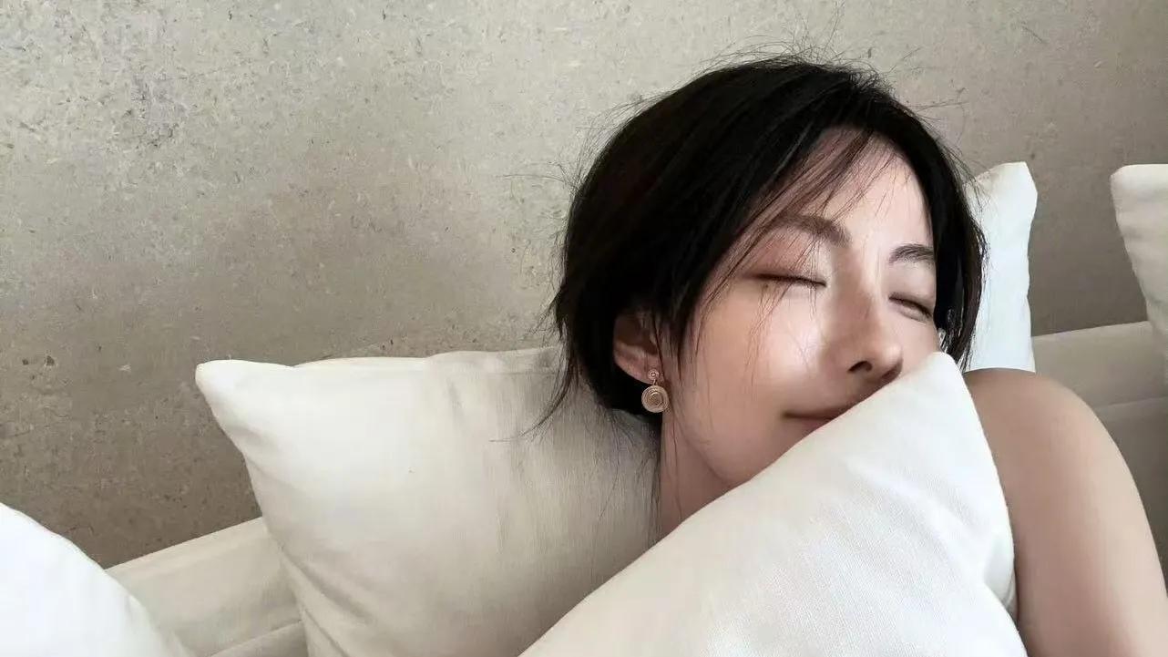 张嘉倪霸气回归，晒近照皮肤紧致白皙，网友：颜值还能打！