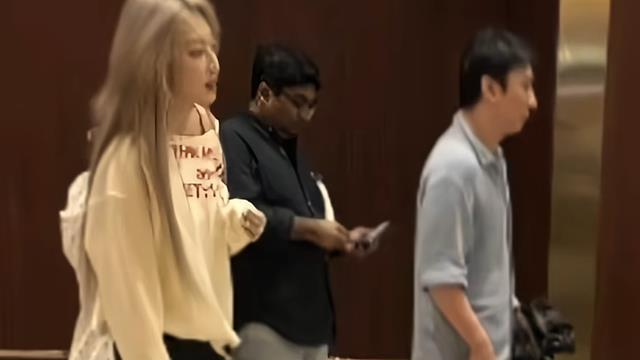 王思聪新加坡被偶遇，大肚油头还有精神小妹作陪，网友：眼光真差