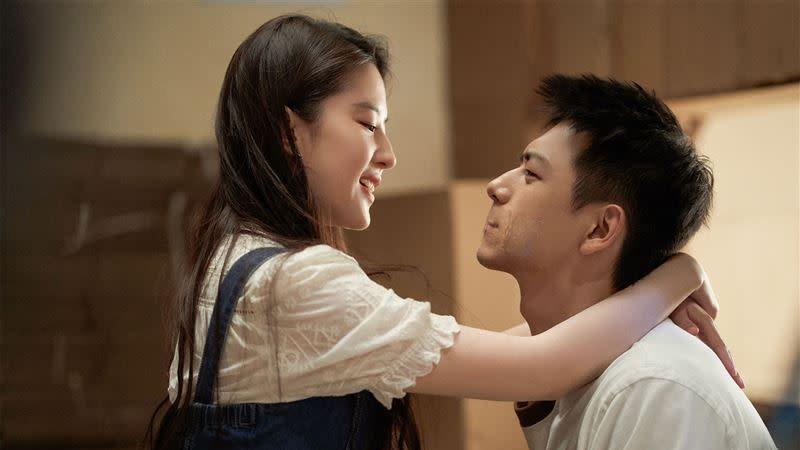 刘亦菲李现共用保姆车引热议