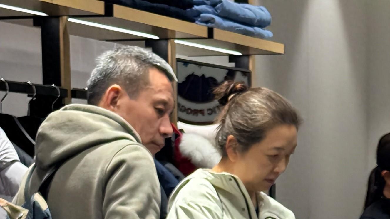 56岁江珊和老公逛街，不施粉黛满头白发似路人，田小洁耐心陪伴