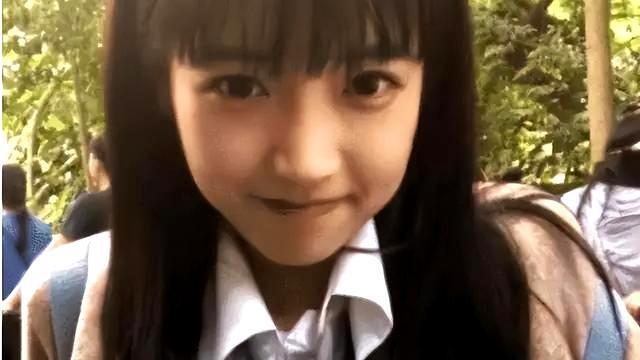 富豪许诺等她10年的剪刀手女孩，如今长成这样了