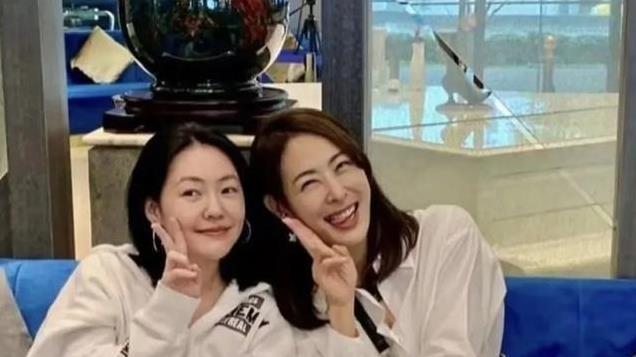 101董事长贾永婕和马龙杨倩合影引争议，被网友批没礼貌